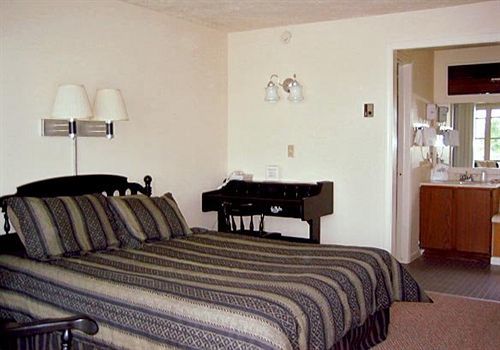 Continental Inn Cheboygan Buitenkant foto