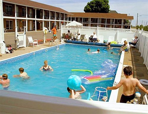 Continental Inn Cheboygan Buitenkant foto
