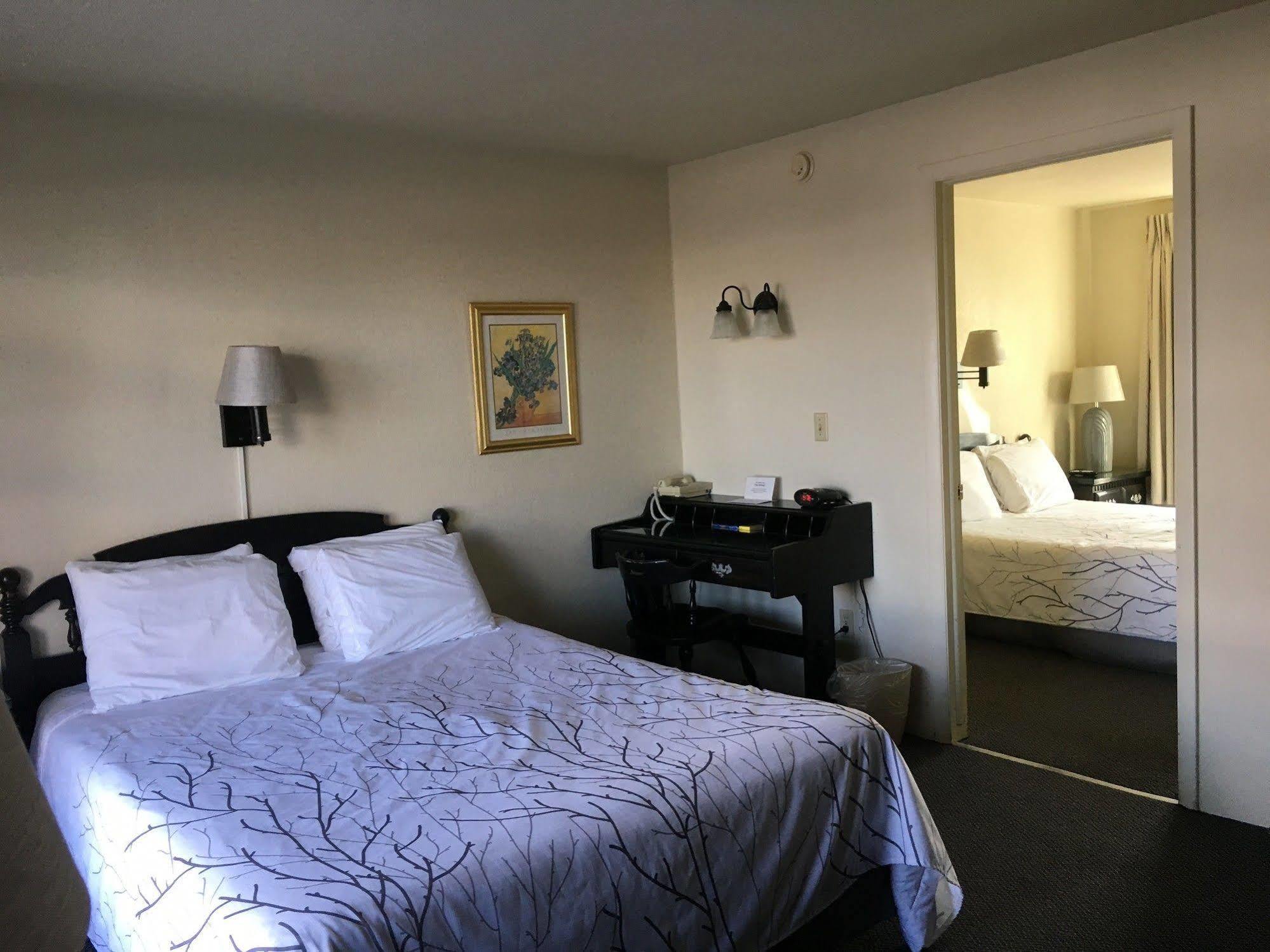 Continental Inn Cheboygan Buitenkant foto