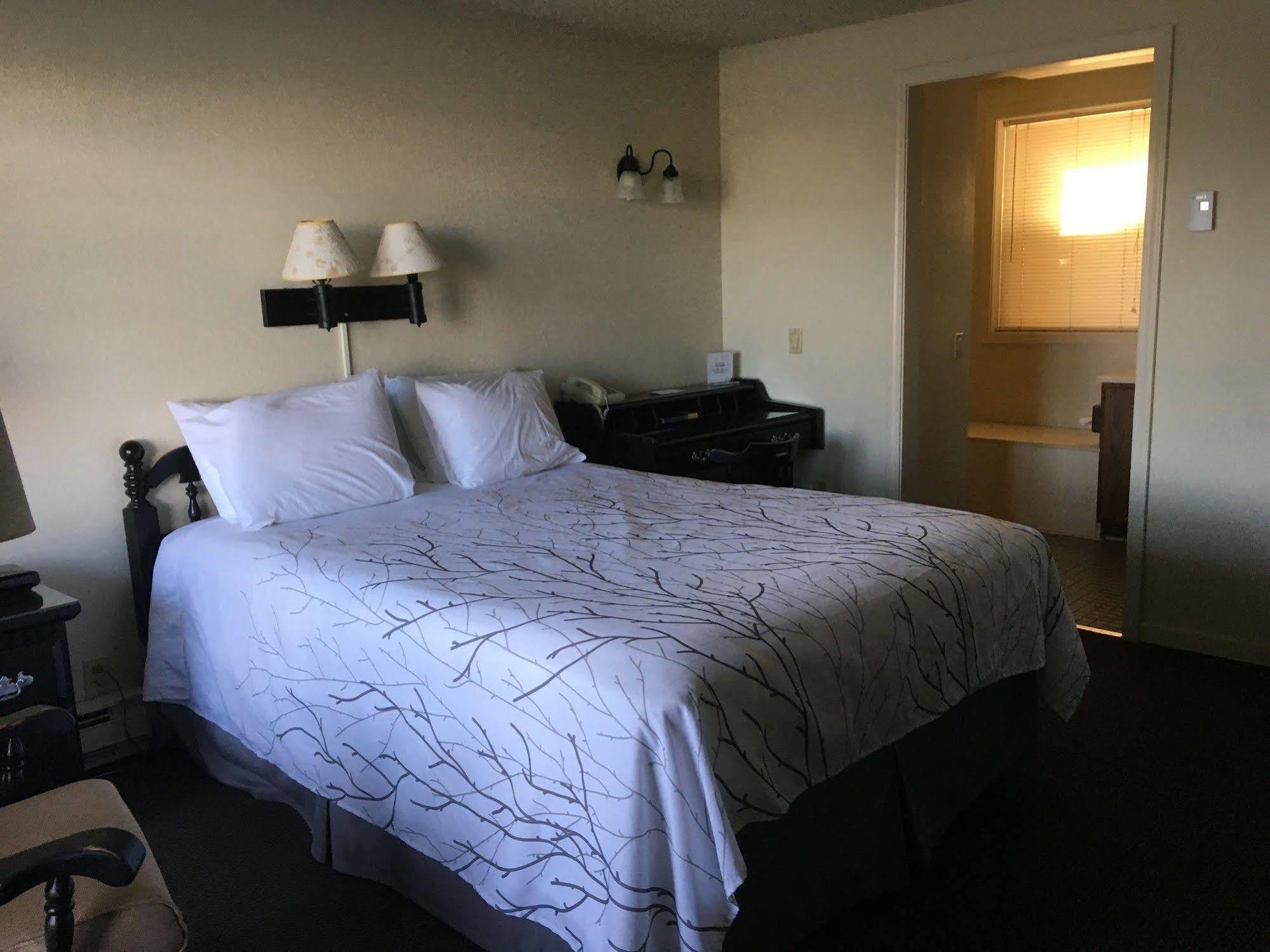 Continental Inn Cheboygan Buitenkant foto
